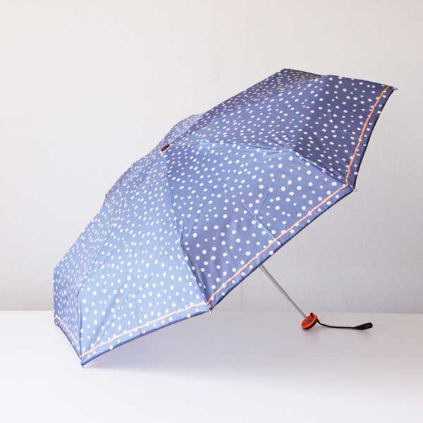 世界で初めて折りたたみ傘を商品化した会社の、おしゃれな折りたたみ傘