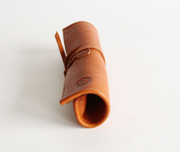 ハンドメイドによる美しい仕上がりの、おしゃれな革製ロールペンケース