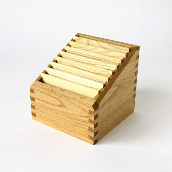 手紙などがすっきり片付けられる、おしゃれな木製の収納箱