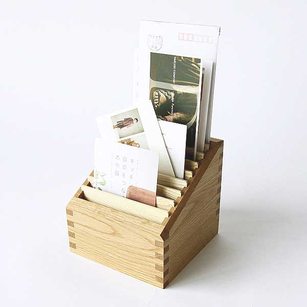 手紙などがすっきり片付けられる、おしゃれな木製の収納箱