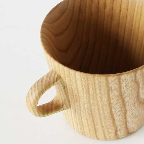 口当たりが滑らかな、おしゃれな木製のマグカップ