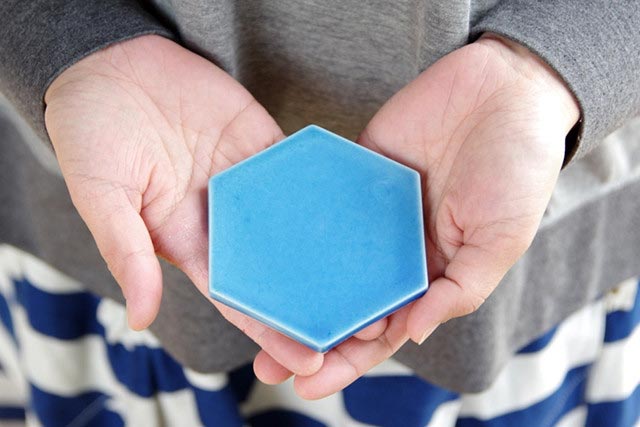 アイデア次第で色々な使い方ができる、おしゃれな六角形の磁器コースター