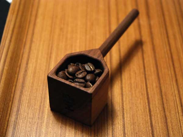 艶のある風合いの、おしゃれな木製のコーヒー計量カップ