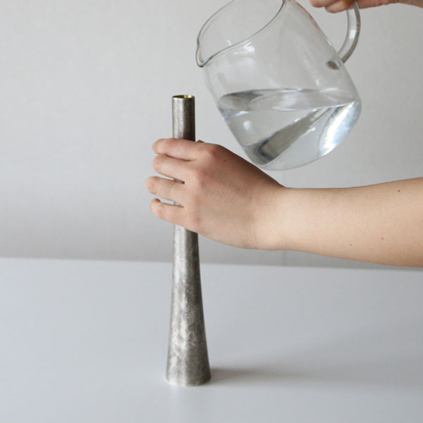 シンプルなデザインのおしゃれな一輪挿しの花瓶