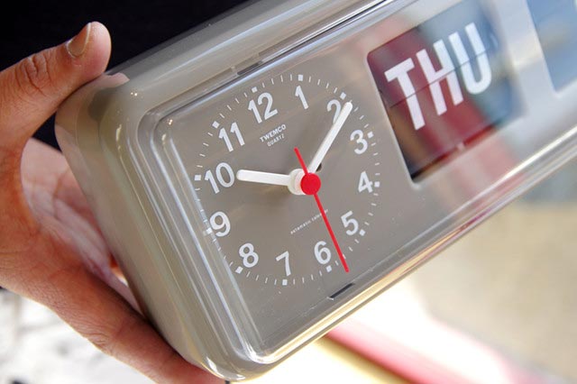 レトロなデザインの、おしゃれなカレンダー付き目覚まし時計