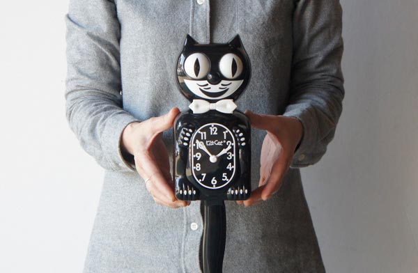 ネコのデザインがおしゃれな、アメリカ製の壁掛け時計