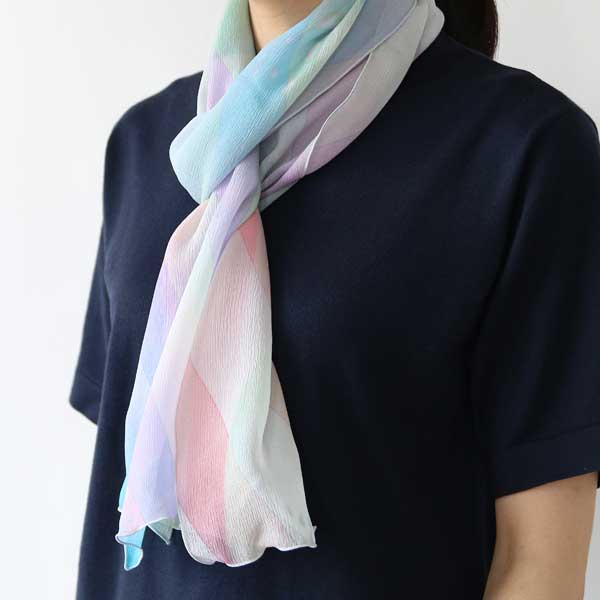 鮮明で美しい色彩、滑らかな感触が特徴の、おしゃれなシルクスカーフ