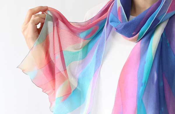 鮮明で美しい色彩、滑らかな感触が特徴の、おしゃれなシルクスカーフ