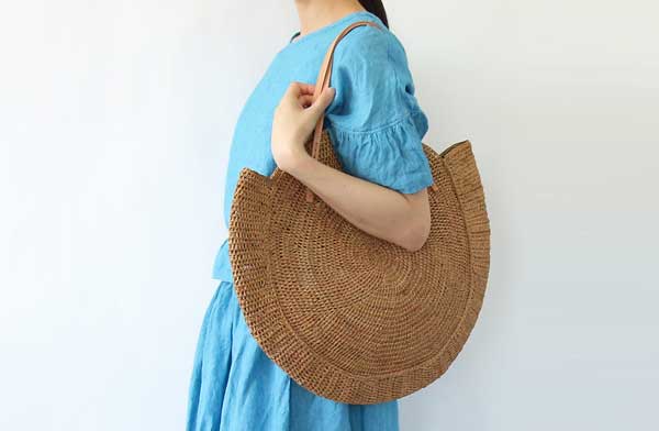 夏の装いにしっくり馴染む、まるく編まれたおしゃれなバッグ