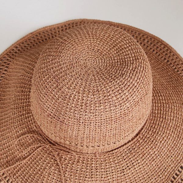 エレガントに装う、おしゃれな夏用の帽子