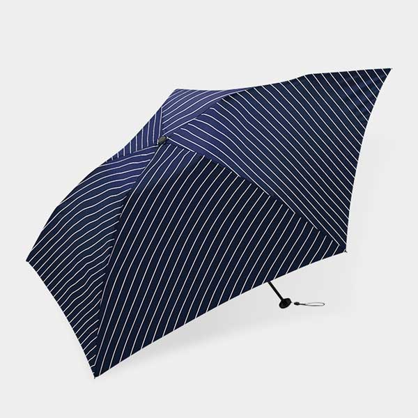 ピンストライプが凛として涼しげな、おしゃれな晴雨兼用の折りたたみ傘