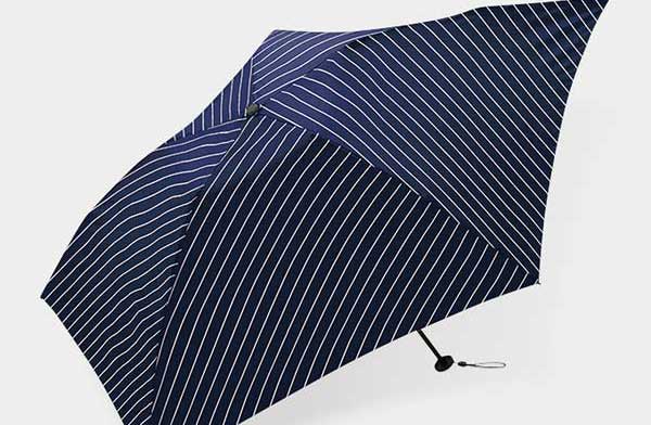 ピンストライプが凛として涼しげな、おしゃれな晴雨兼用の折りたたみ傘