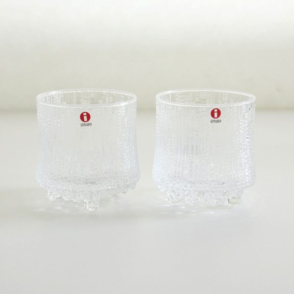 氷が水を滴らせているようなデザインの、おしゃれなグラス