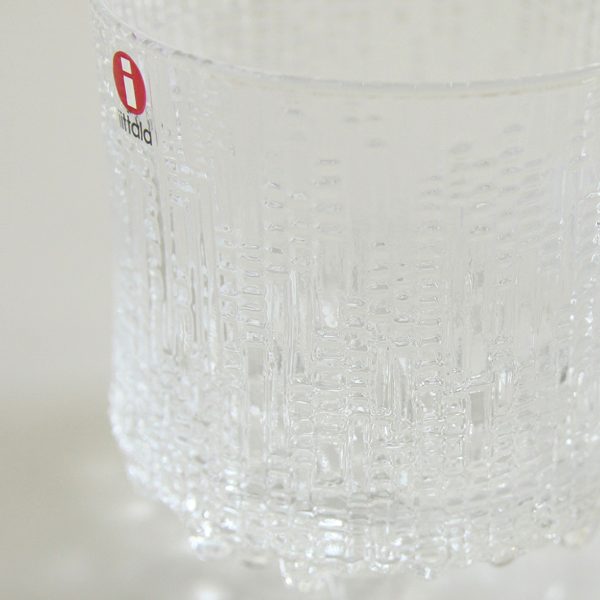 氷が水を滴らせているようなデザインの、おしゃれなグラス