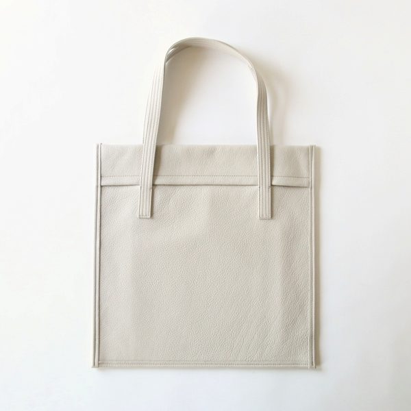 フラットな形状が特徴の、シンプルなデザインのおしゃれなレザーバッグ