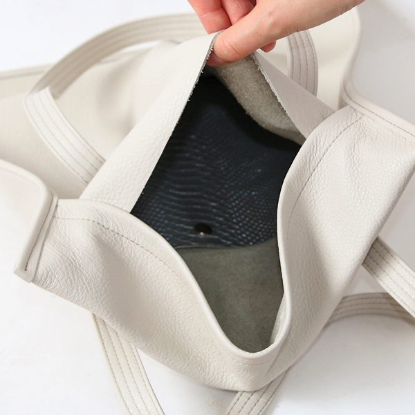 フラットな形状が特徴の、シンプルなデザインのおしゃれなレザーバッグ