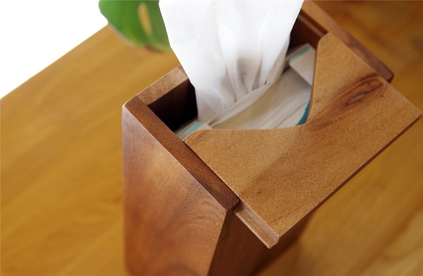 濃淡のある木目が特徴の、おしゃれな木製ティッシュボックス