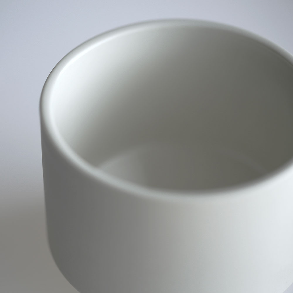 シンプルなデザインでおしゃれな白いコーヒーカップとソーサー