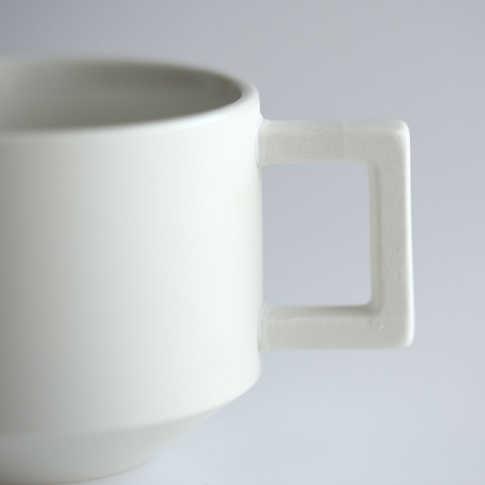 シンプルなデザインでおしゃれな白いコーヒーカップとソーサー