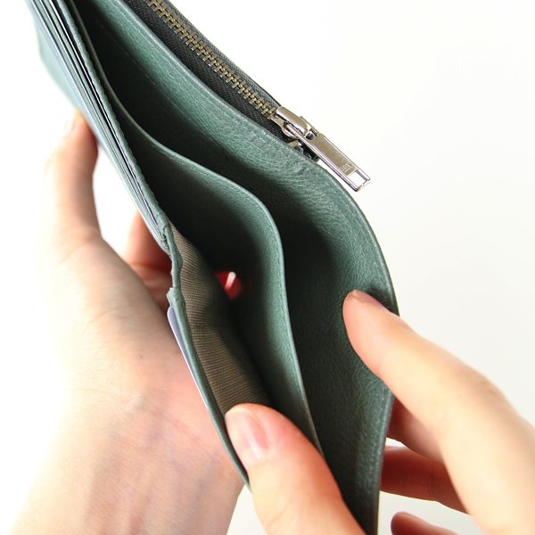 使い勝手の良い、おしゃれでミニマルな革製の2つ折り財布