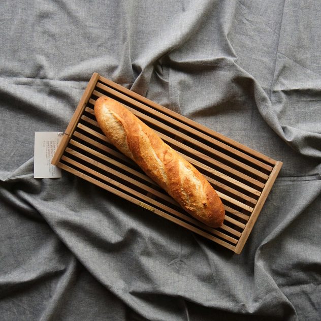 古材で作られた、おしゃれなパン用カッティングボード