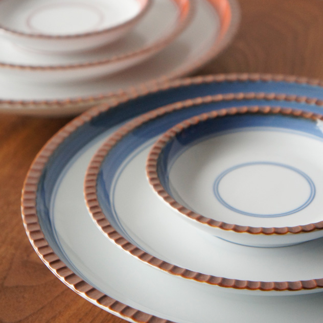 シンプルなデザインが食卓を彩る、おしゃれな有田焼のイゲ皿