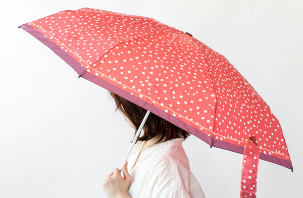 グッドデザイン賞を受賞した、パッと華やかな水玉模様のおしゃれな折りたたみ傘