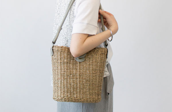 藤を編んで作られた、イタリア製のおしゃれなショルダーバッグ
