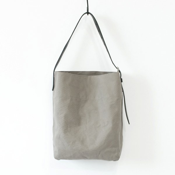 シンプルで素朴なデザインの、おしゃれなキャンバスバッグ