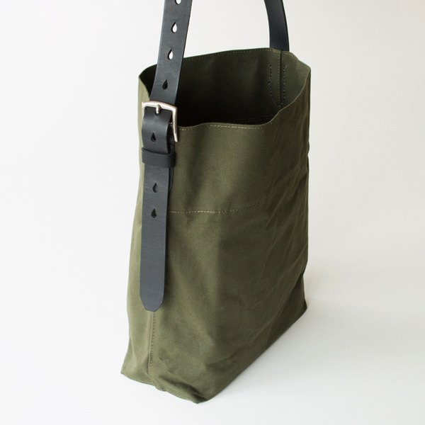 シンプルで素朴なデザインの、おしゃれなキャンバスバッグ