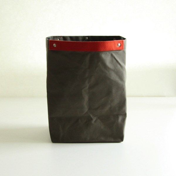 紙袋のようなデザインの、おしゃれな倉敷帆布のバッグ