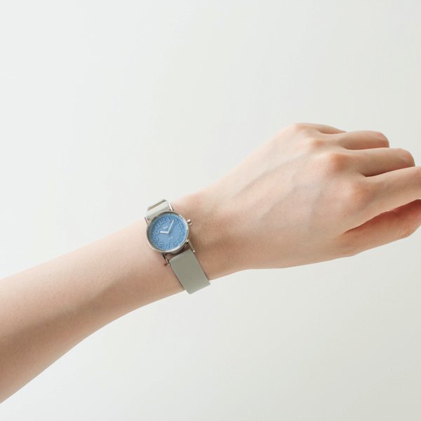 ブルーの文字盤が美しい、おしゃれな腕時計