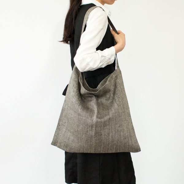 袋状のシンプルなデザインで使いやすい、おしゃれな斜めがけバッグ