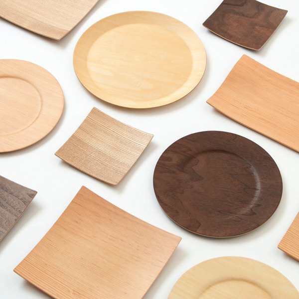 シンプルなデザインでお皿を運びやすい、おしゃれな木製プレート
