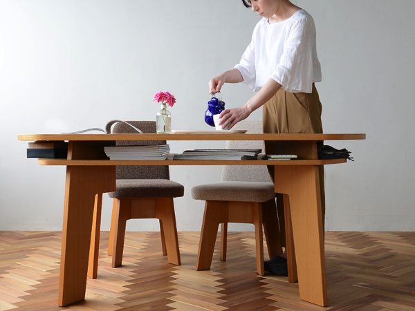 お部屋を柔らかく仕切ることができる、おしゃれな収納付きダイニングテーブル