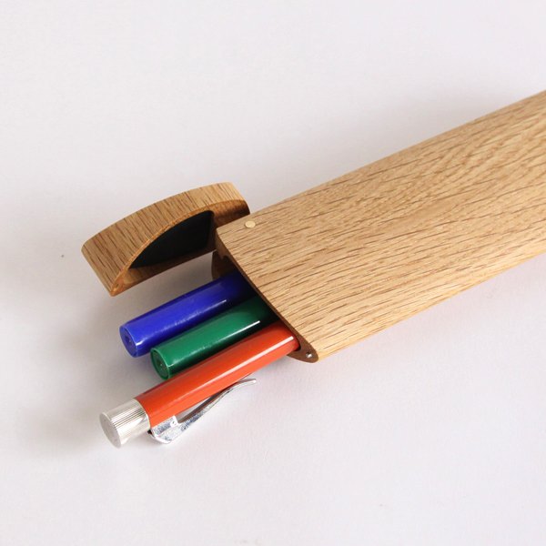 おしゃれな流線型の木製ペンケース