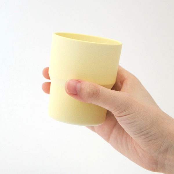 爽やかな有田焼の淡い色が美しい、おしゃれなマグカップ