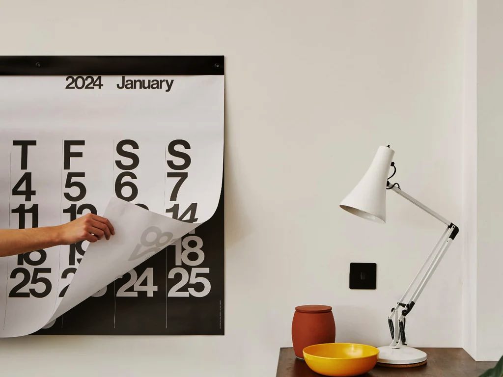 60年代グラフィックデザインの好例として世界中で愛され続けている、おしゃれな大きいカレンダー2024年版