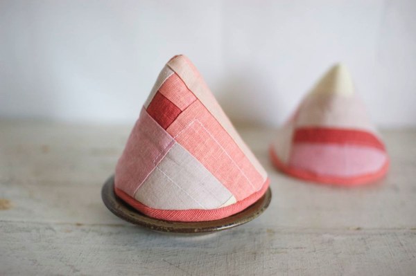 草木染めの布をパッチワークして作られた、おしゃれな三角帽子型の鍋つかみ