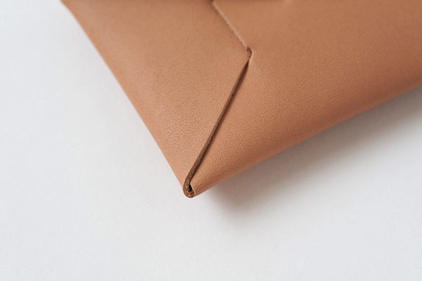 封筒のようなデザインの、縫い目のないおしゃれなカードケース