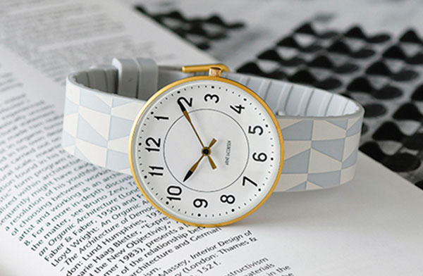 世界に一つしかないシリアルナンバー入りのおしゃれな腕時計
