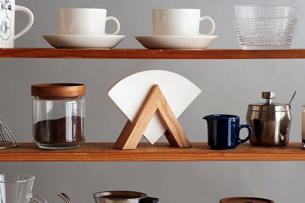 三角形のおしゃれな木製コーヒーフィルターホルダー