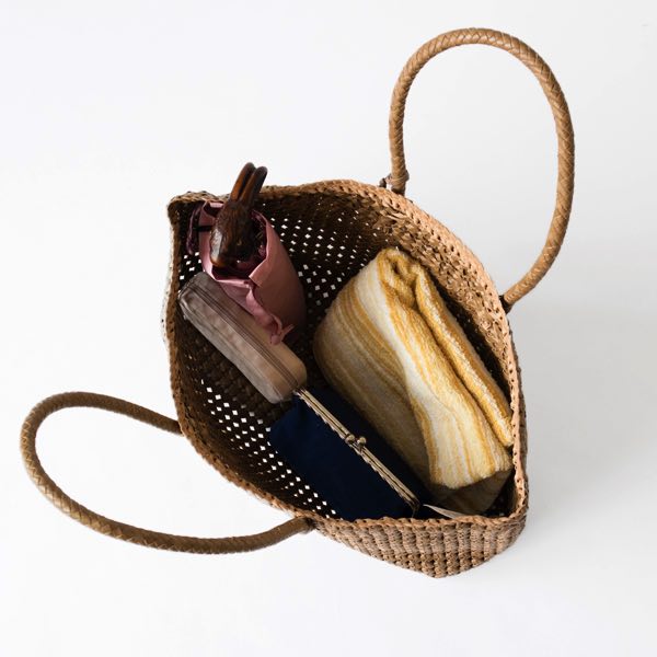 丸い持ち手でトートバッグのように気軽に使える、おしゃれな革製バッグ