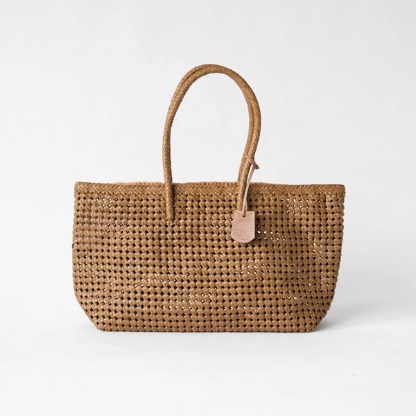 丸い持ち手でトートバッグのように気軽に使える、おしゃれな革製バッグ