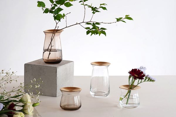 一風変わったデザインの、おしゃれなガラス製の花瓶