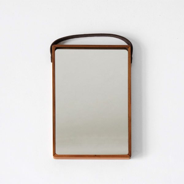 デザインに優れインテリアにもなる、おしゃれな木製の壁掛け式の鏡