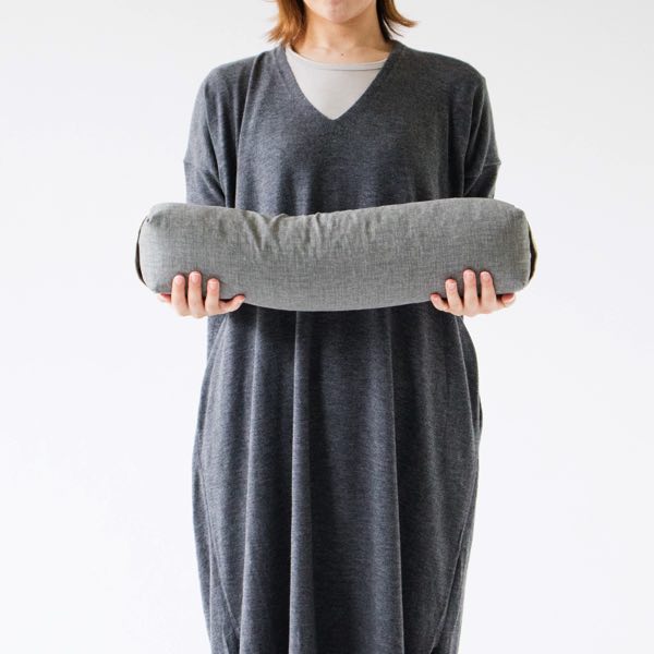 足枕や腰枕、抱き枕のような使い方もできる、おしゃれなロング枕