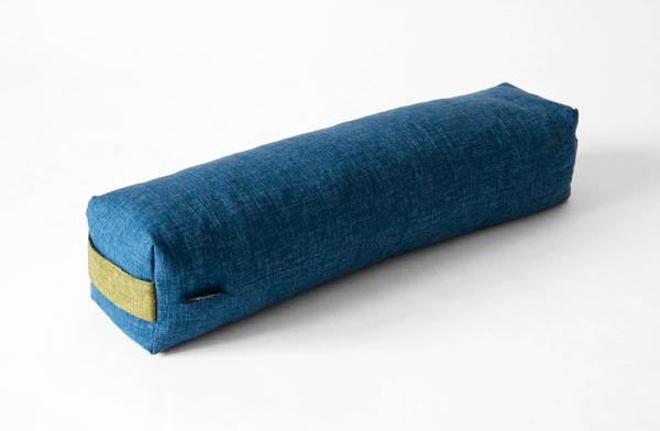 足枕や腰枕、抱き枕のような使い方もできる、おしゃれなロング枕