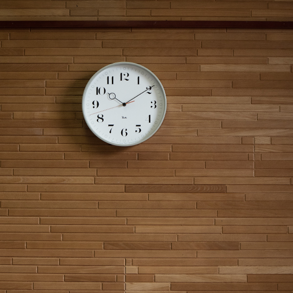 シンプルなデザインの中に高級感を感じる、おしゃれな壁掛け時計