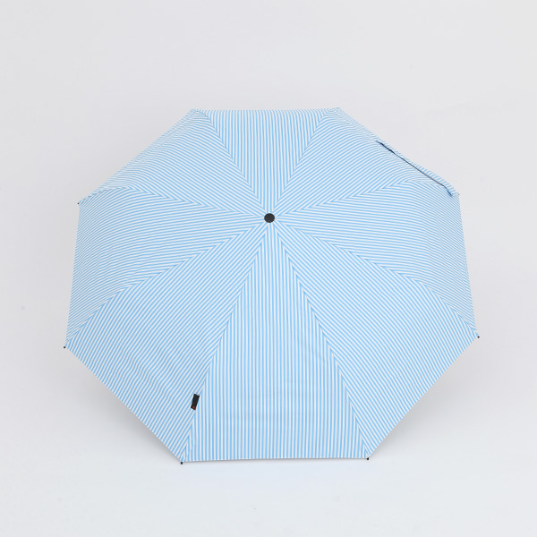 女性だけでなく男性にもおすすめの、シンプルなデザインのおしゃれな晴雨兼用の日傘